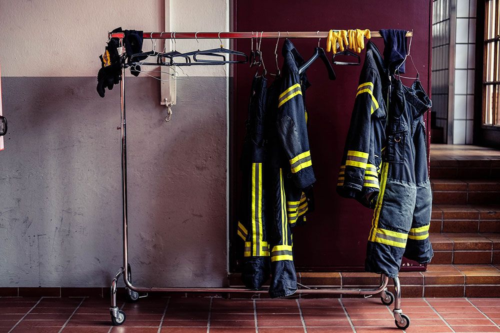 Feuer & Flamme: Feuerwehr Kleiderstange mit Uniform